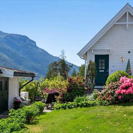 Villa Nydelig Lite Hus Med Egen Vedfyrt Baksteovn. Kaupanger Esterno foto