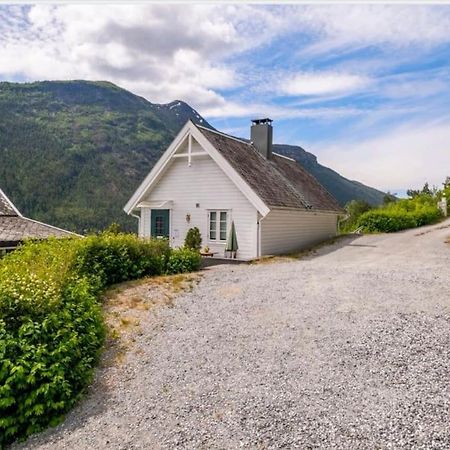 Villa Nydelig Lite Hus Med Egen Vedfyrt Baksteovn. Kaupanger Esterno foto