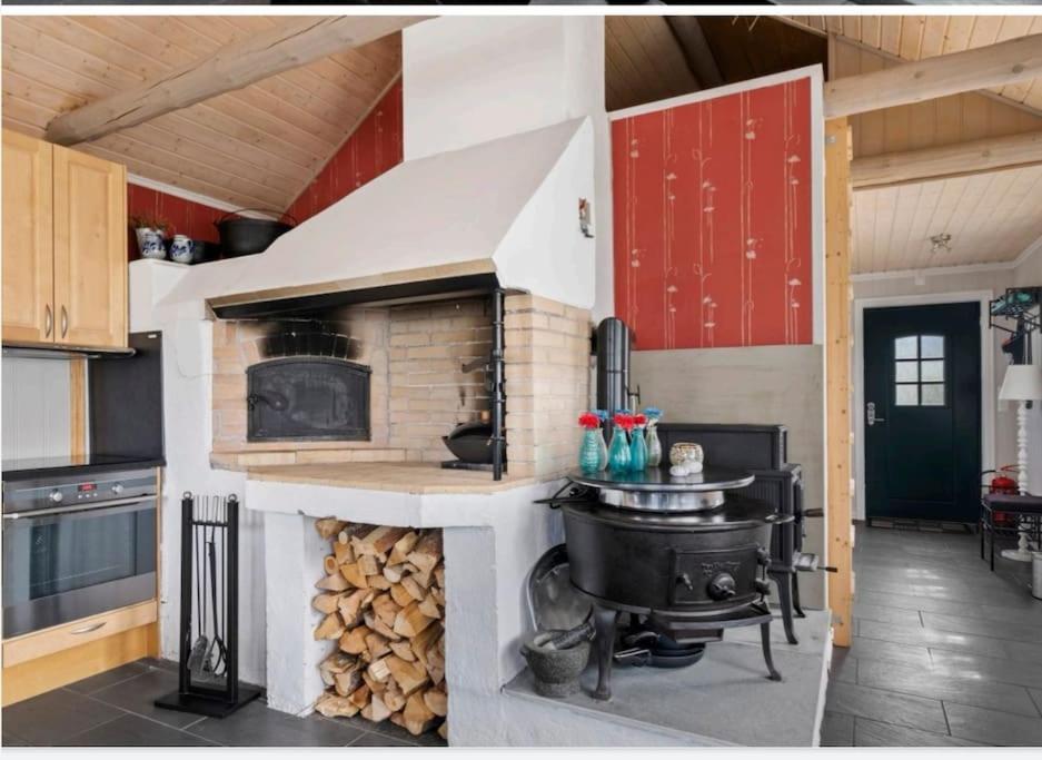 Villa Nydelig Lite Hus Med Egen Vedfyrt Baksteovn. Kaupanger Esterno foto