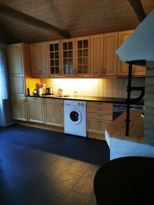 Villa Nydelig Lite Hus Med Egen Vedfyrt Baksteovn. Kaupanger Esterno foto