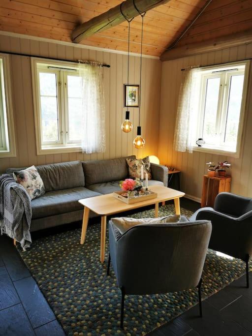 Villa Nydelig Lite Hus Med Egen Vedfyrt Baksteovn. Kaupanger Esterno foto