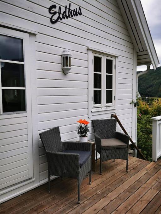Villa Nydelig Lite Hus Med Egen Vedfyrt Baksteovn. Kaupanger Esterno foto
