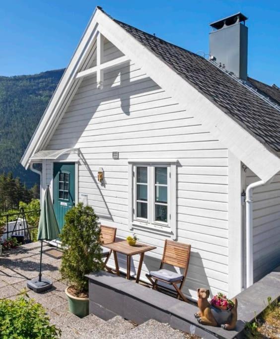 Villa Nydelig Lite Hus Med Egen Vedfyrt Baksteovn. Kaupanger Esterno foto