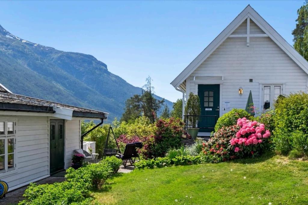 Villa Nydelig Lite Hus Med Egen Vedfyrt Baksteovn. Kaupanger Esterno foto