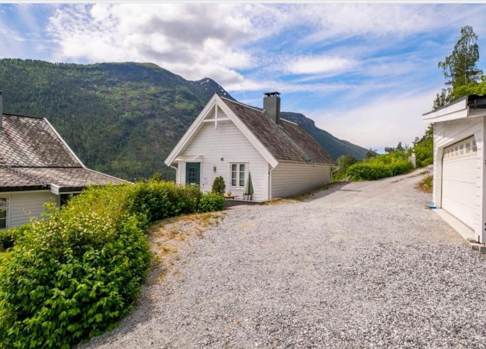 Villa Nydelig Lite Hus Med Egen Vedfyrt Baksteovn. Kaupanger Esterno foto