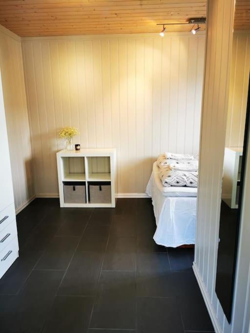 Villa Nydelig Lite Hus Med Egen Vedfyrt Baksteovn. Kaupanger Esterno foto