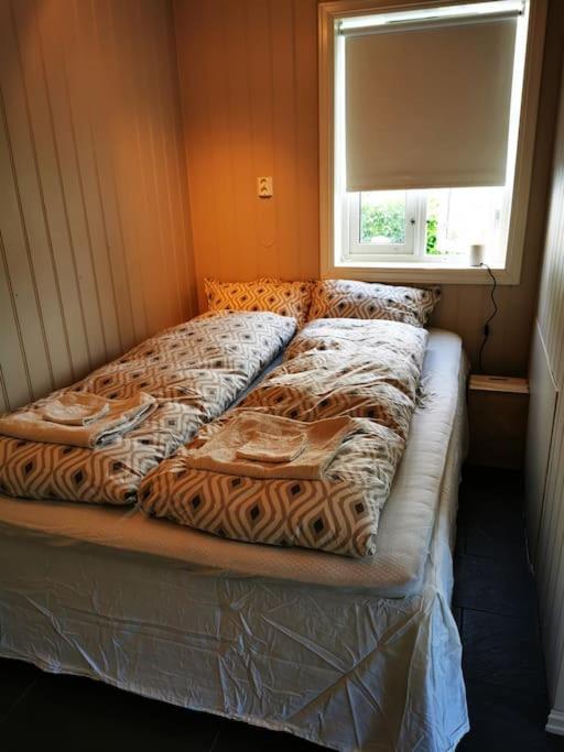 Villa Nydelig Lite Hus Med Egen Vedfyrt Baksteovn. Kaupanger Esterno foto